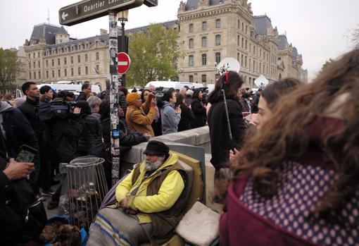 La gente inmortaliza Notre Dame