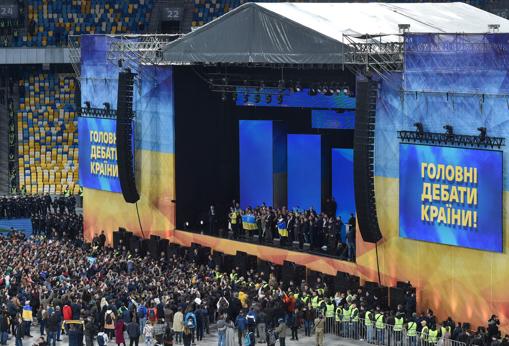 Debate celebrado hoy entre Poroshenko y Zelenski en el Estadio Olímpico de Kiev (Ucrania)