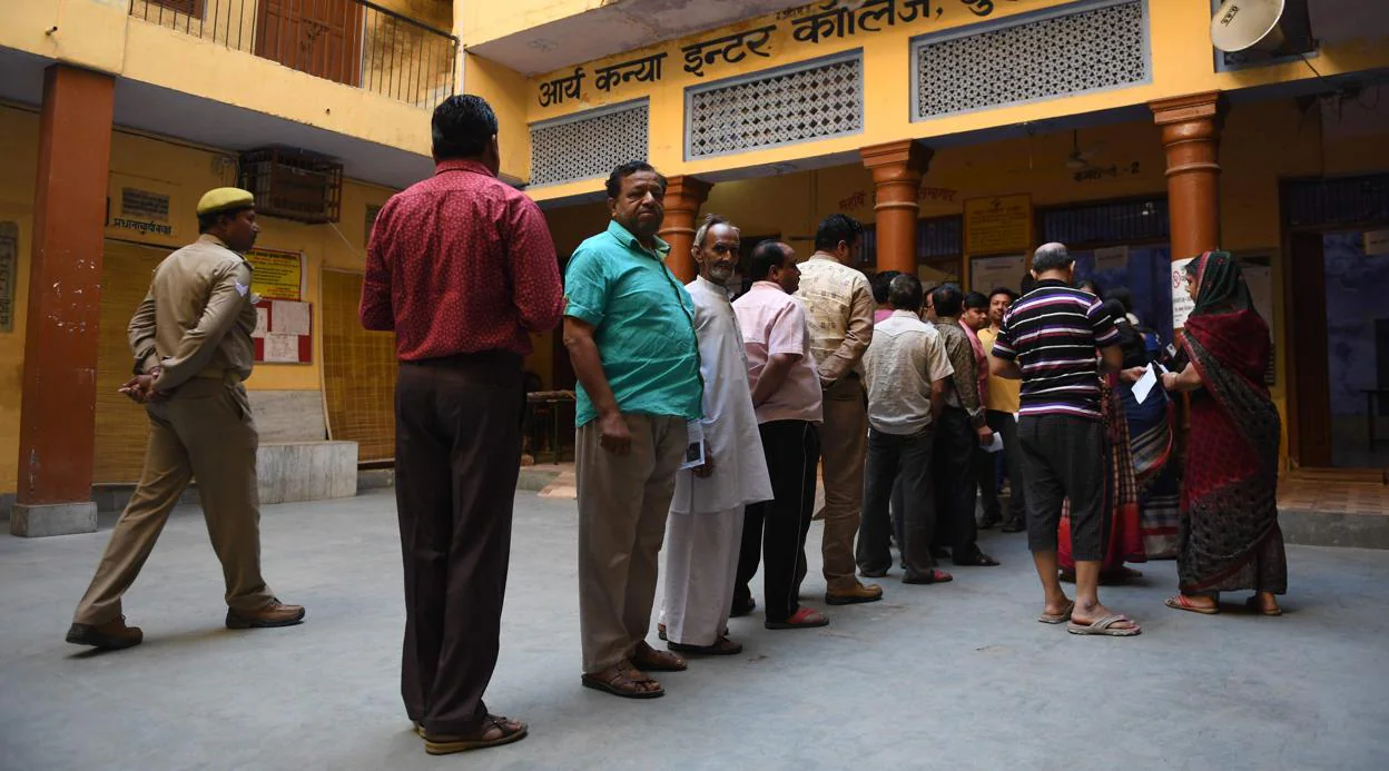 Fotografía de archivo de una cola de personas esparando para votar en las elecciones generales de la India