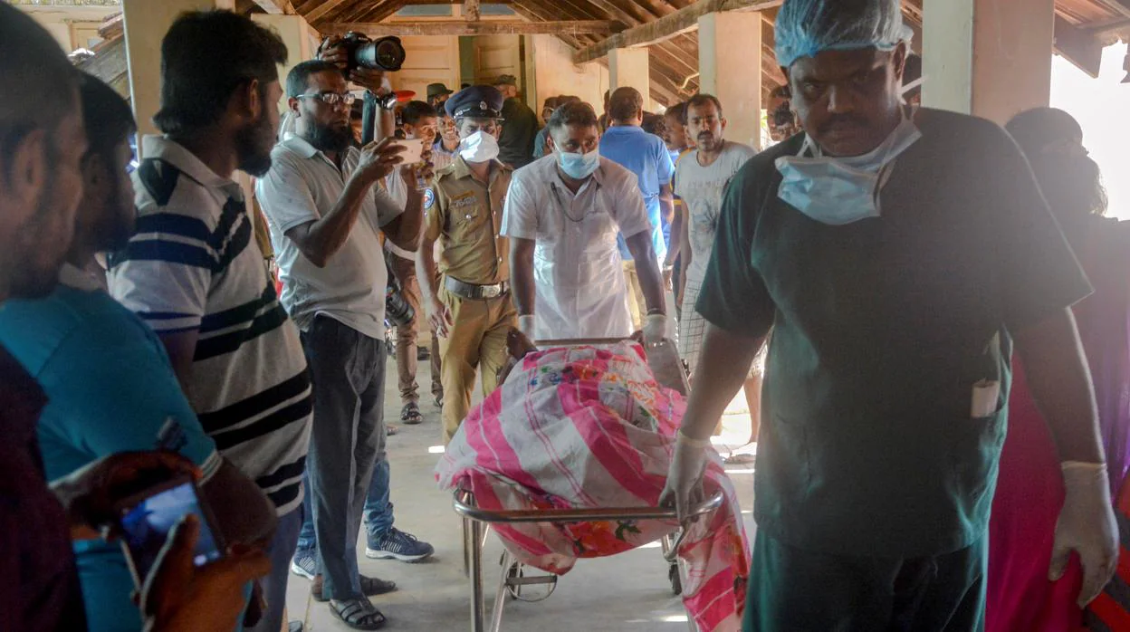 Personal sanitario lleva a uno de los heridos en los atentados en Sri Lanka