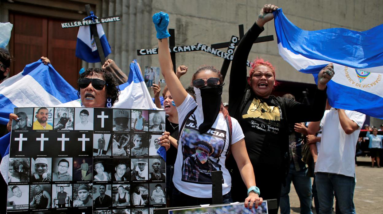 Manifestantes protestan contra el régimen de Daniel Ortega este viernes en Managua