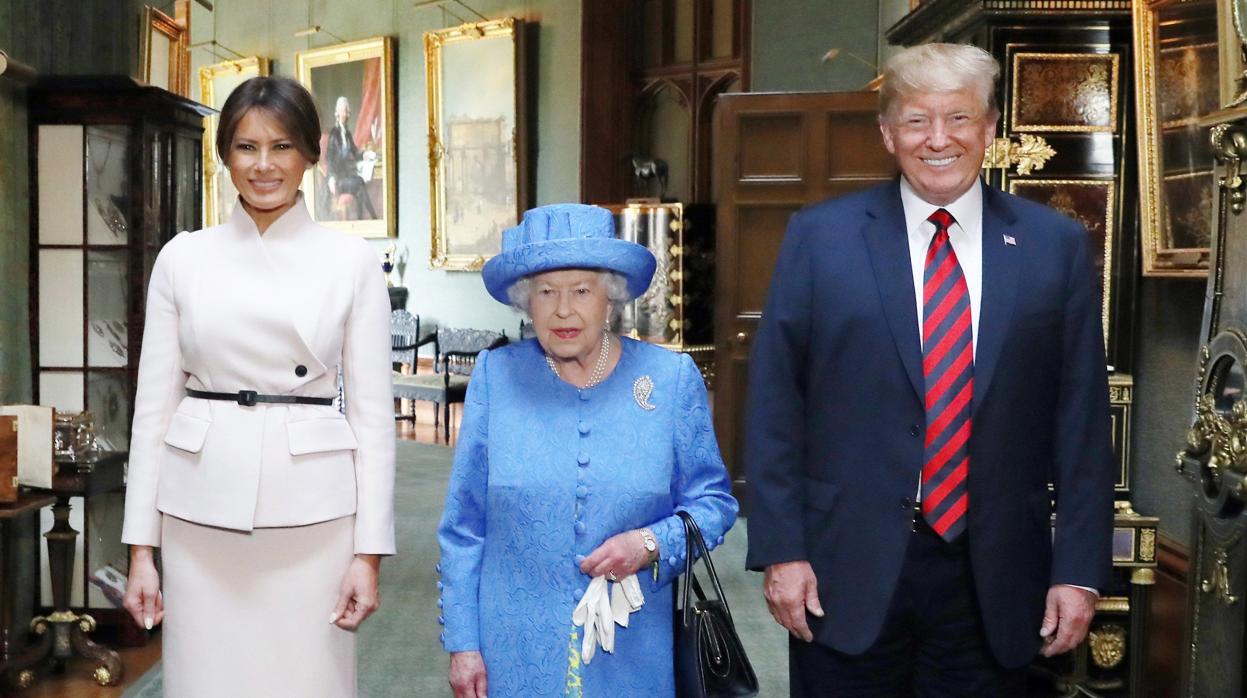 La reina Isabel II, entre Melania y Donald Trump, durante la visita al castillo Windsor en 2018