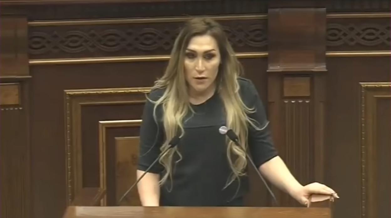 Lilit Martirosyan, durante su intervención en la Asamblea de Armenia