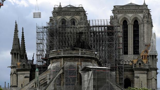 El deán de Notre Dame ve «muchos signos de milagros» en lo que se ha salvado de la catedral