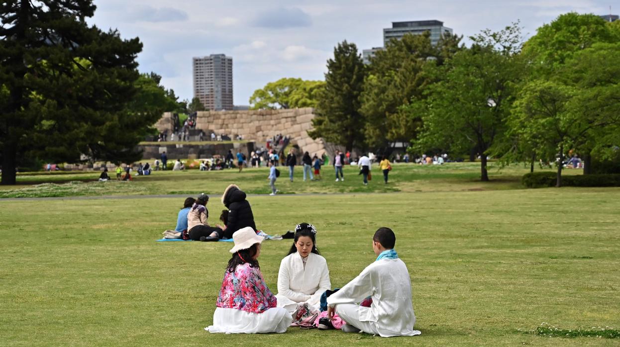 Grupos de personas en el jardín junto al Palacio imperial la víspera de la abdicación de Akihito