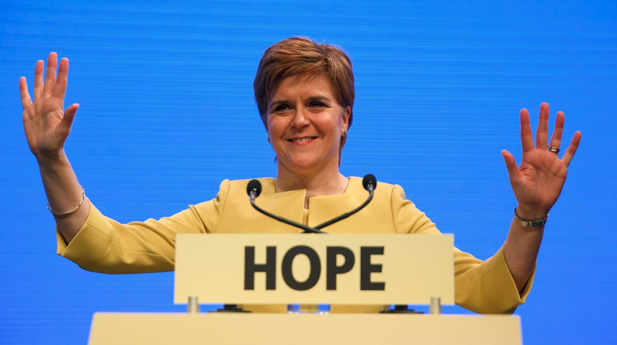 Nicola Sturgeon, durante su intervención en el congreso del SNP, con un letrero que reza «Esperanza»