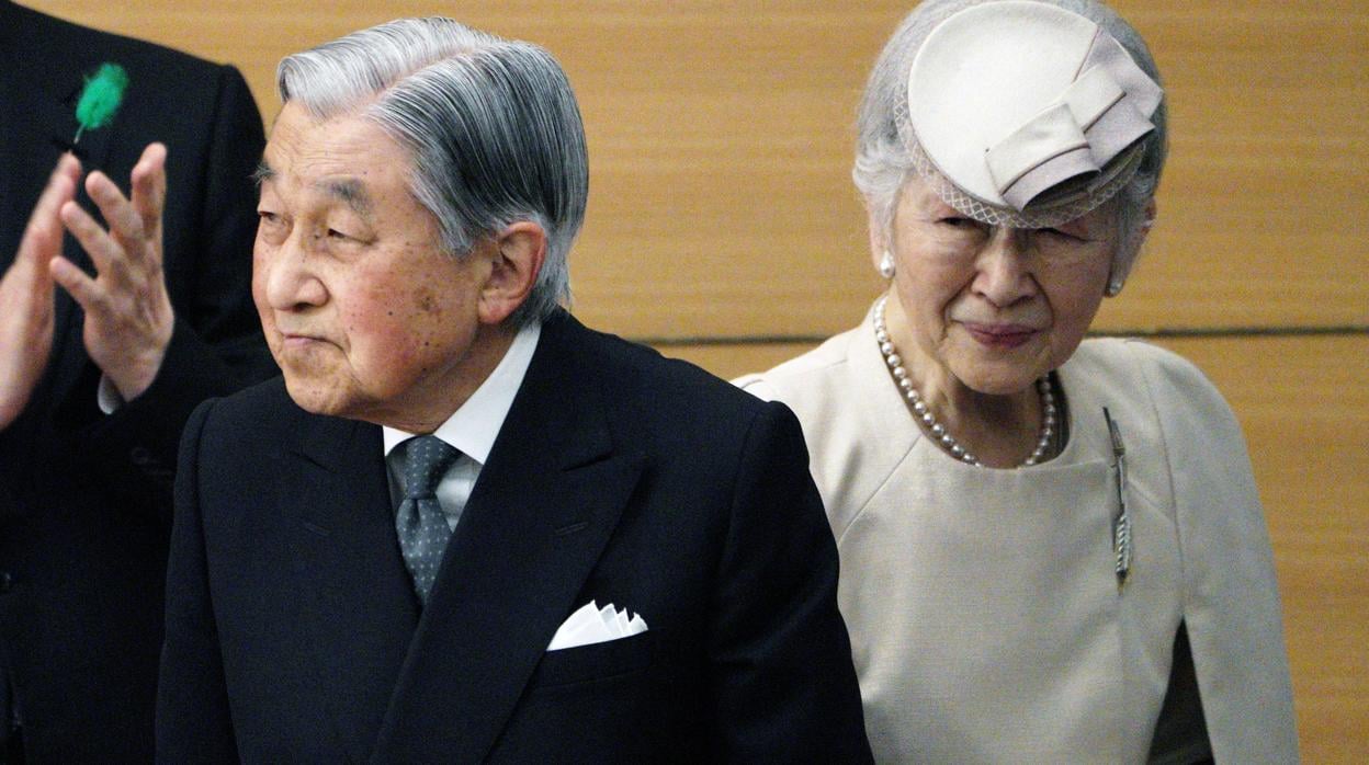El emperador de Japón, Akihito, junto a su esposa, la emperatriz Michiko