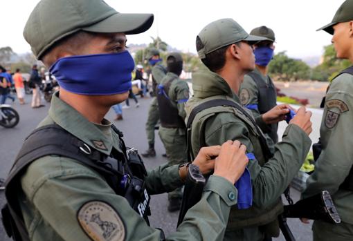 Militares venezolanos con lazos de color azul