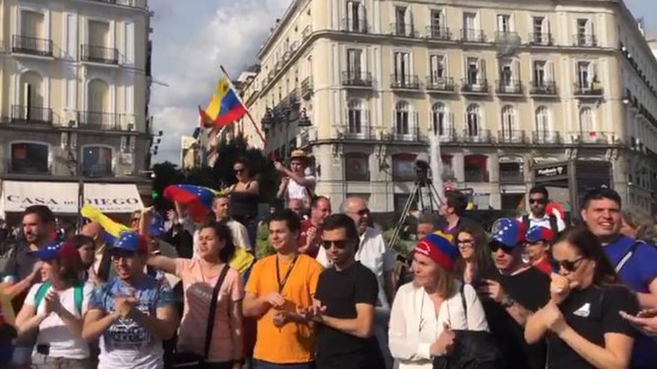 Manifestantes venezolanos se congregan en Sol para pedir la libertad de su país