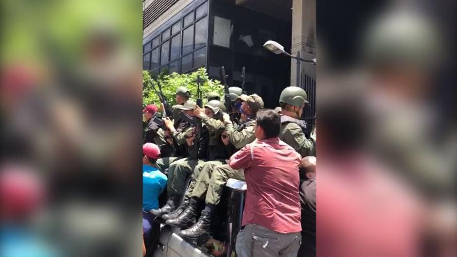 Manifestantes de Guaidó ponen rumbo al oeste de Caracas