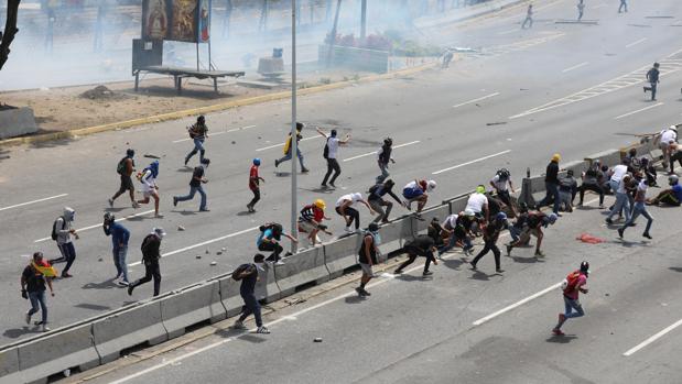 Al menos cuatro muertos y 130 heridos tras la última escalada de tensión en Venezuela