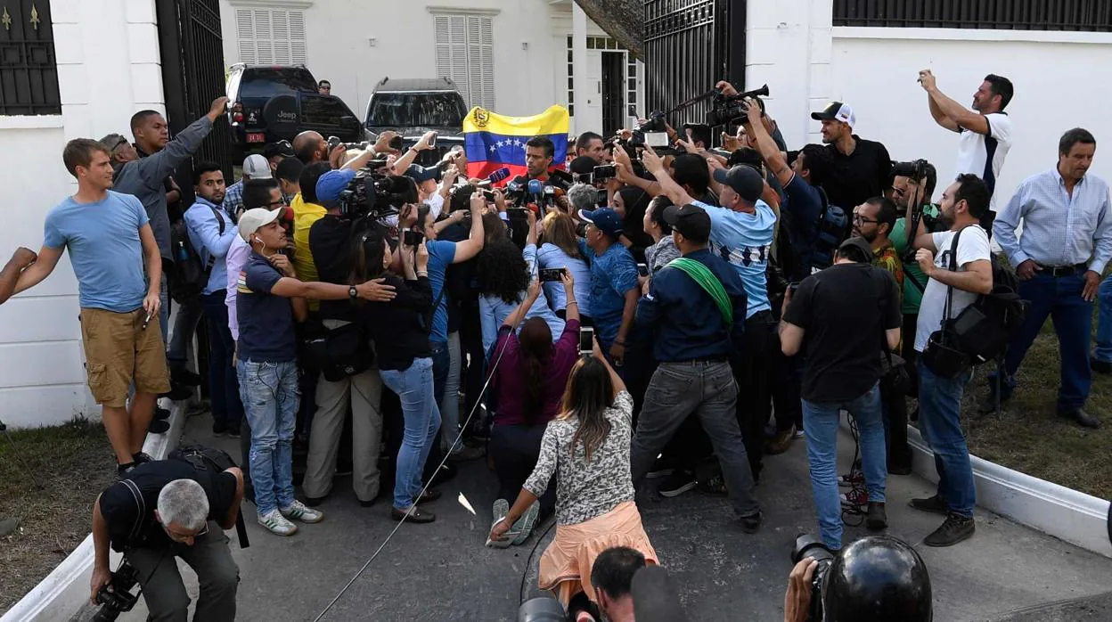 El embajador de Venezuela en España: «López usa la Embajada como base del levantamiento militar»