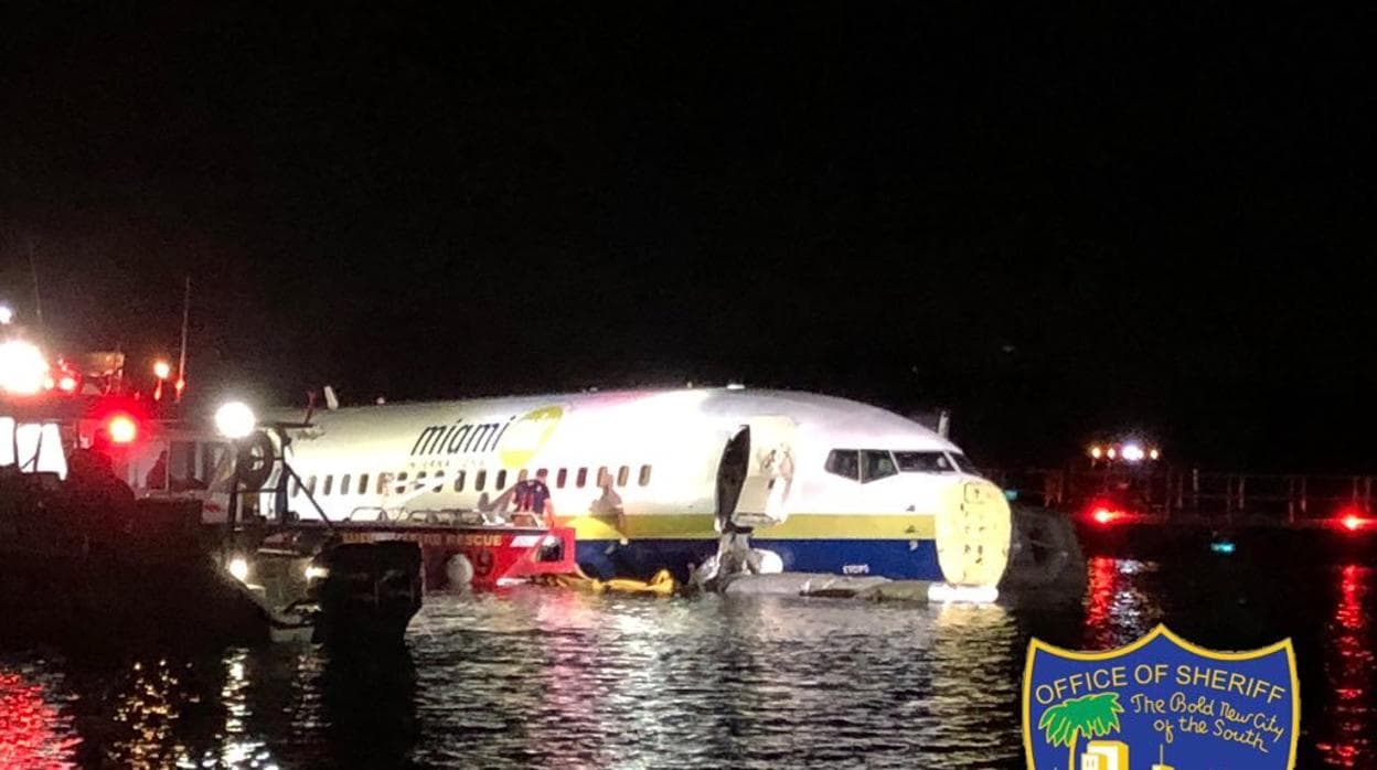 Un avión con 136 pasajeros a bordo se sale de la pista en Jacksonville y acaba en el río St. Johns