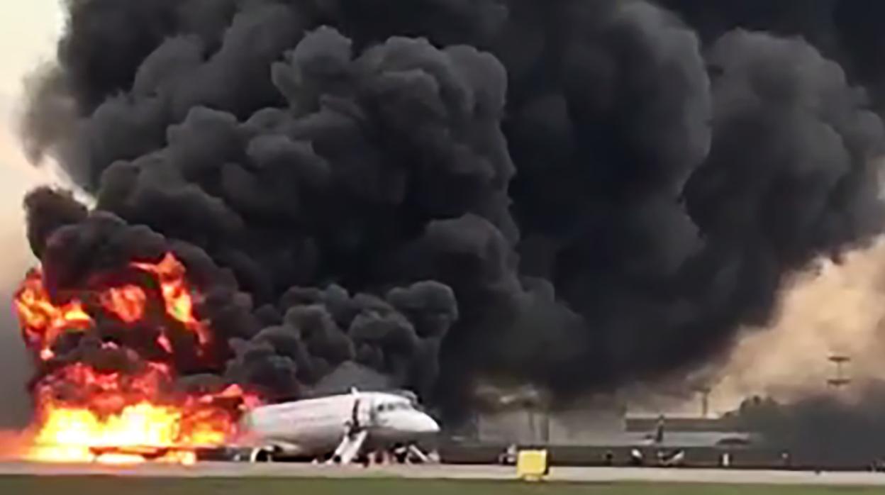 El avión ruso Superjet-100 arde en el aeropuerto moscovita de Sheremétievo