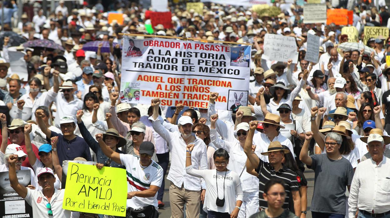Miles de personas se manifiestan este domingo en Ciudad de México contra las políticas de López Obrador