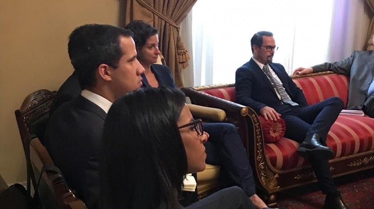 El presidente interino Juan Guaidó, durante la reunión con los embajadores europeos