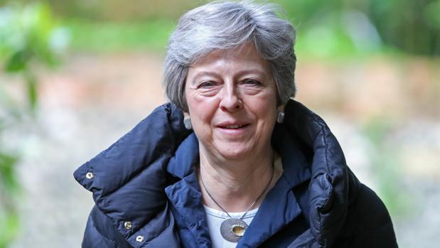 Los «tories» pedirán la renuncia de May si pacta con los Laboristas