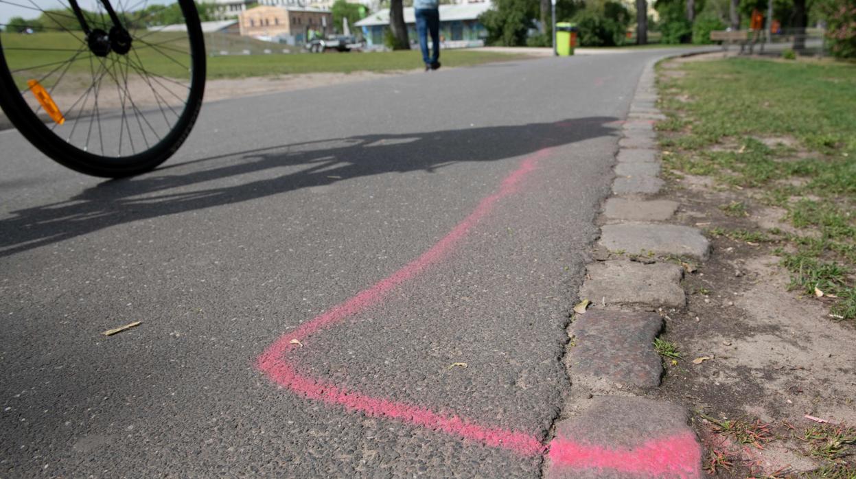 Vista de una de las marcas pintadas en el suelo del parque Görlitzer