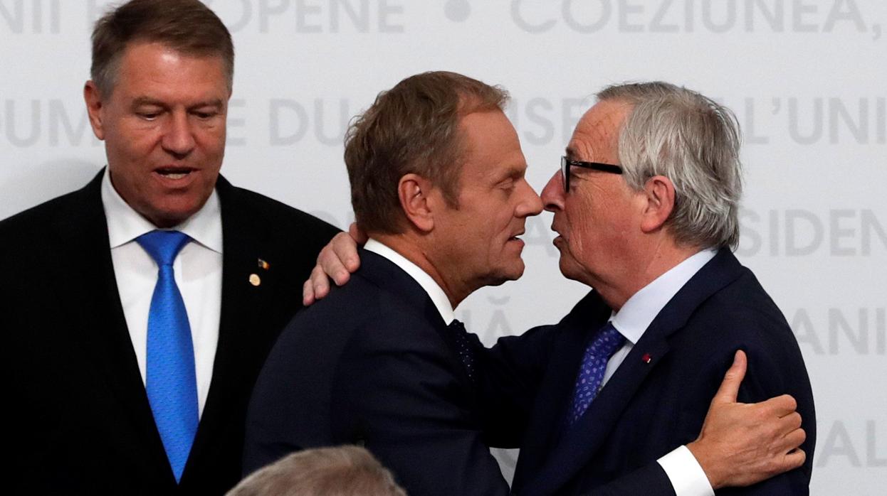 El presidente rumano, Klaus Werner Johannis, ante Donald Tusk y Jean-Claude Juncker, durante la cumbre informal de la UE celebrada este jueves en Sibiu (Rumanía)