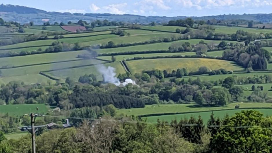 Accidente aéreo en Gales: un avión ligero se estrella en una carretera