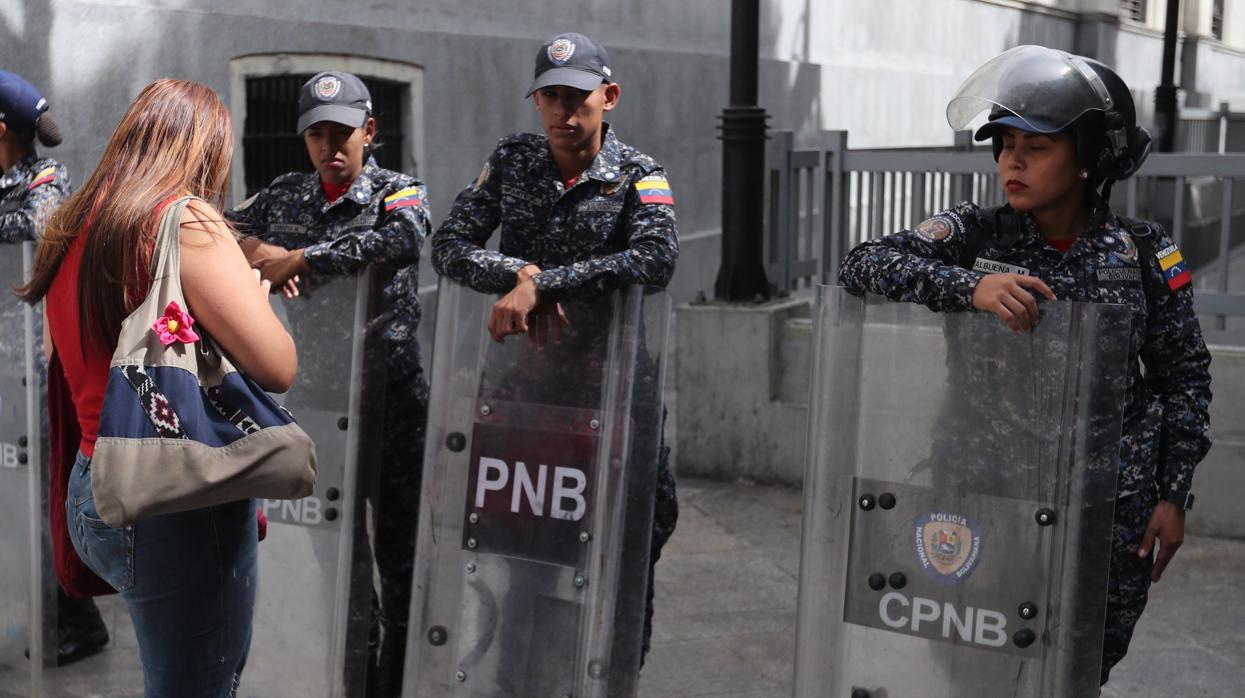 Funcionarios de la Guardia (GNB), la Policía (PNB) y el Servicio de Inteligencia (Sebin) montan guardia este martes en los alrededores de la sede del Parlamento venezolano