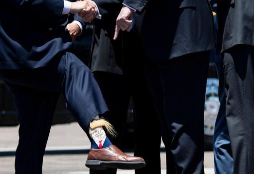 Los «calcetines Trump» mostrados por un vicegobernador de EE.UU. y los