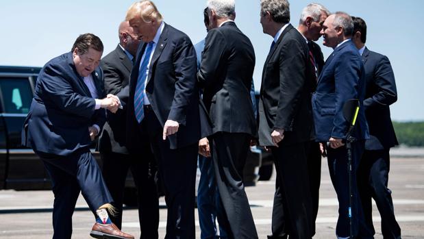 Los peculiares «calcetines Trump» mostrados por vicegobernador de EE.UU. y los chistes en Twitter