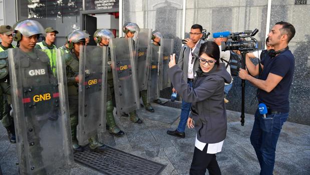 La Asamblea de Venezuela celebra su sesión pese al cerco militar de Maduro