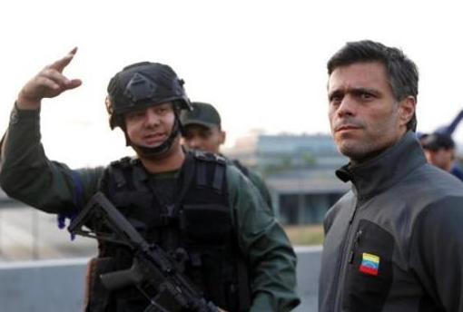 El capitán de la GNB, Antonio Sequea, el pasado martes junto al opositor Leopoldo López, tras ser liberado