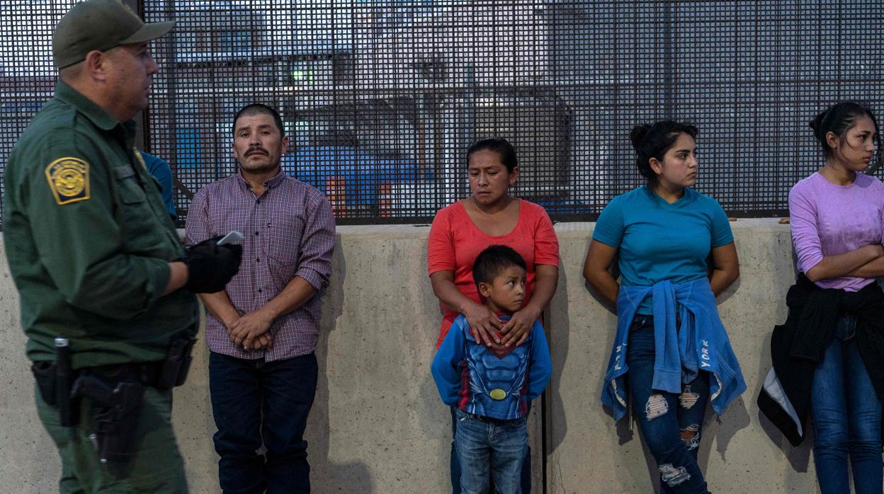 Inmigrantes, la mayoría centroamericanos, en la frontera de El Paso, en Texas