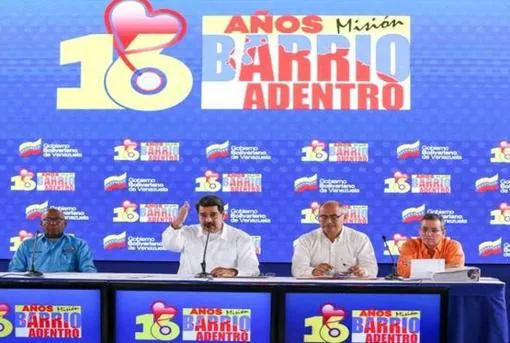 El presidente Maduro, en el centro, el pasado 17 de abril en la celebración del XVI aniversario de la creación de las Misiones Barrio Adentro. El primero, por la derecha, es el reponsable de las misiones en Venezuela, Julio García