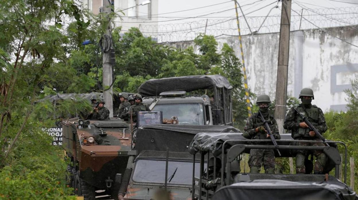 Siete hombres armados y encapuchados tirotean un bar de Brasil y dejan once muertos