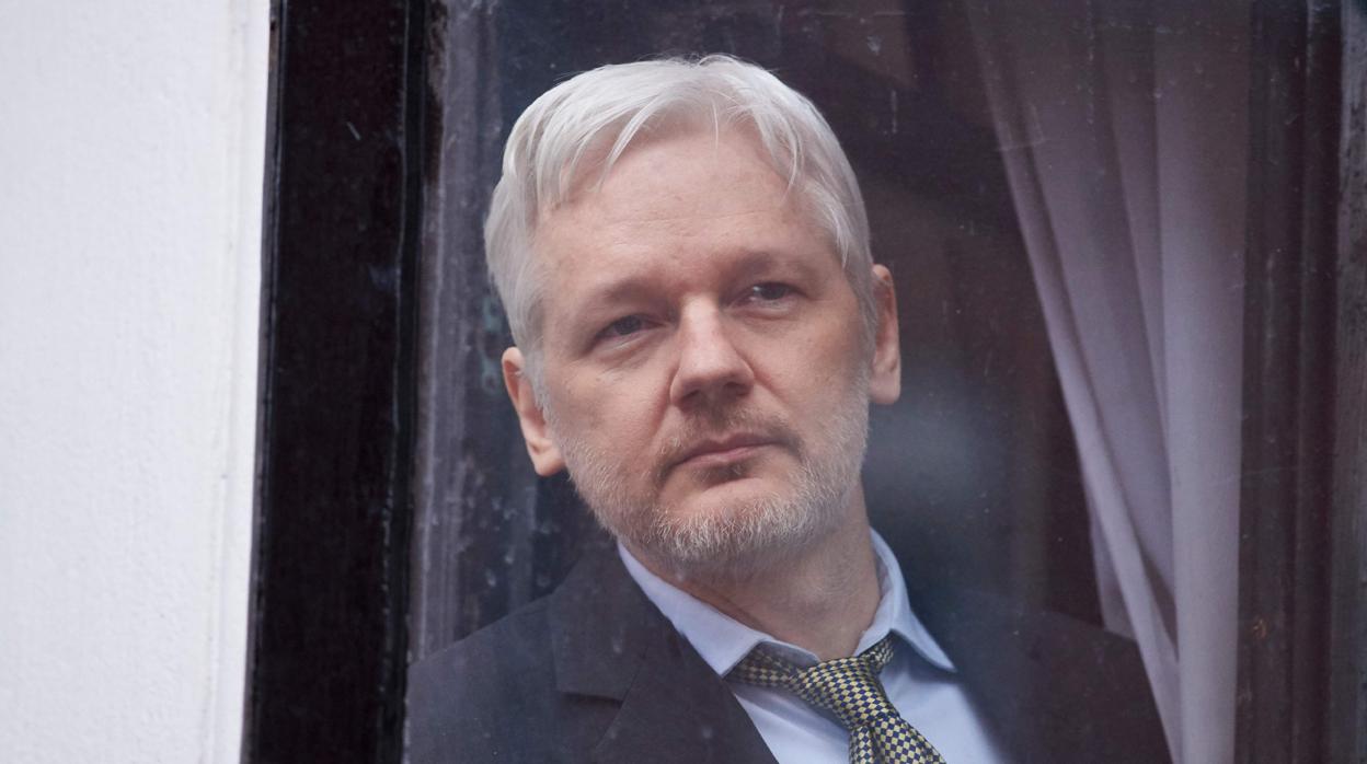 El fundador de Wikileaks, Julian Assange, en el interior de la Embajada de Ecuador en Londres, en 2016