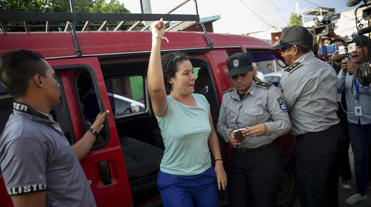La presa politica Adilia Peralta Ceratos es llevada a casa tras su liberación