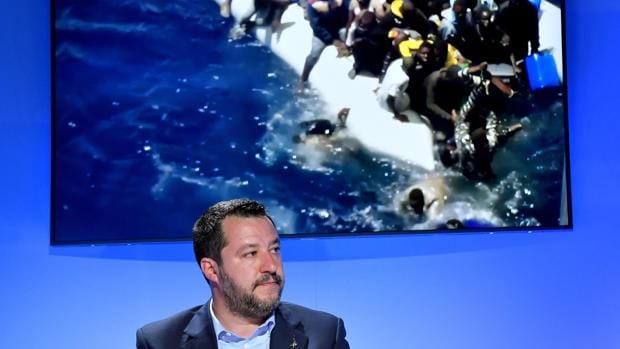 «¡Todos a casa!»: el mensaje de Salvini tras el presunto incendio de una sede policial por un africano