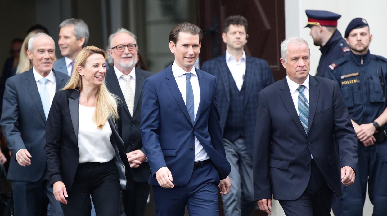 El canciller austriaco, Sebastian Kurz, con los nuevos ministros en Viena