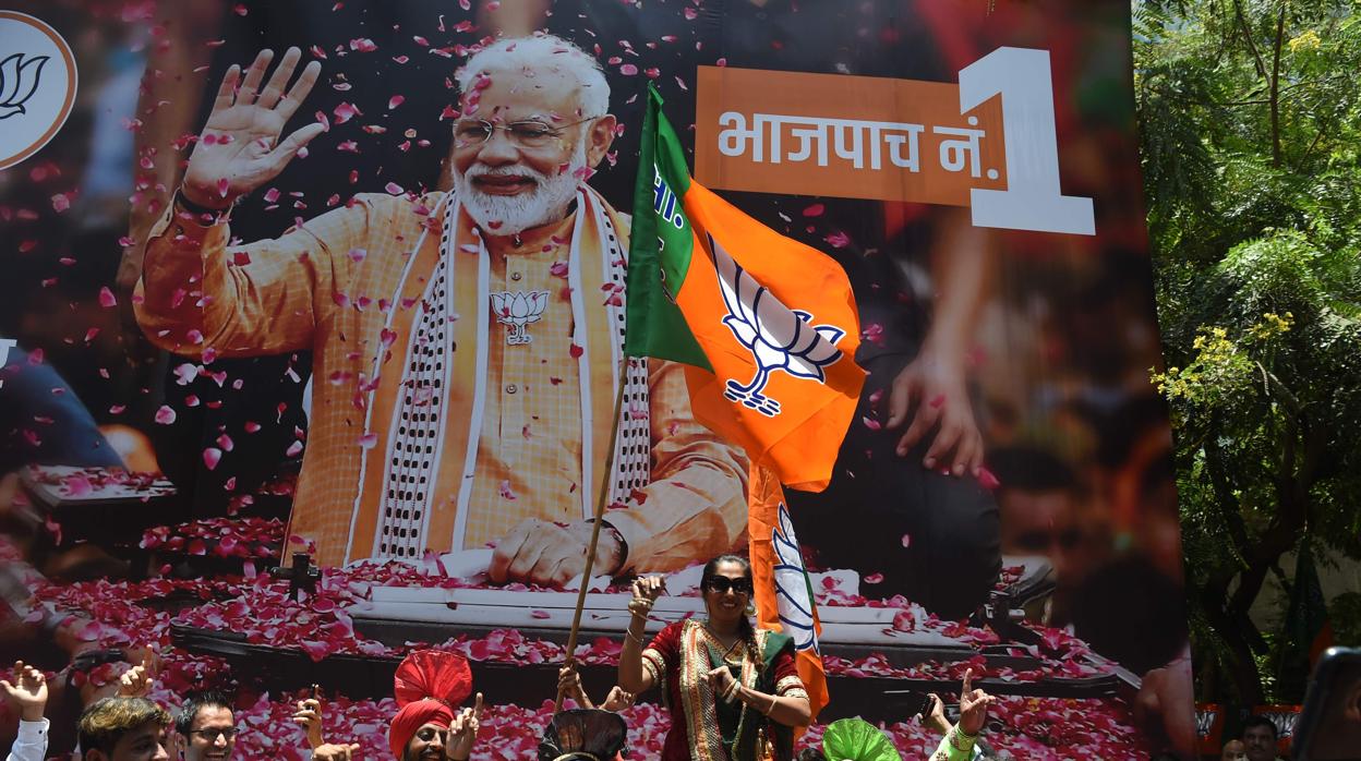 Un grupo de hindúes celebran hoy en India la victoria de Modi