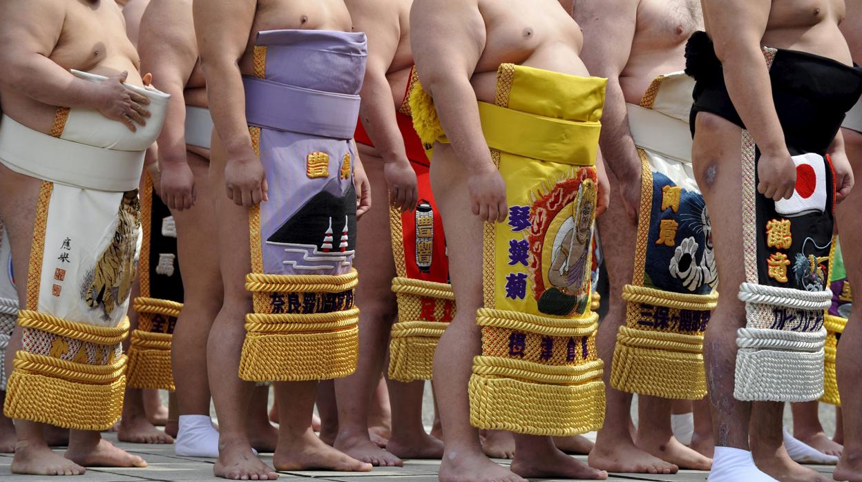 Una fotografía de archivo que muestra luchadores de sumo mientras asisten a una ceremonia religiosa en Tokio