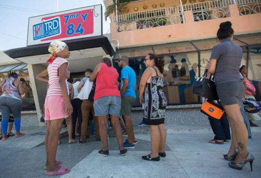 Colas a la puerta de un supermercado cubano