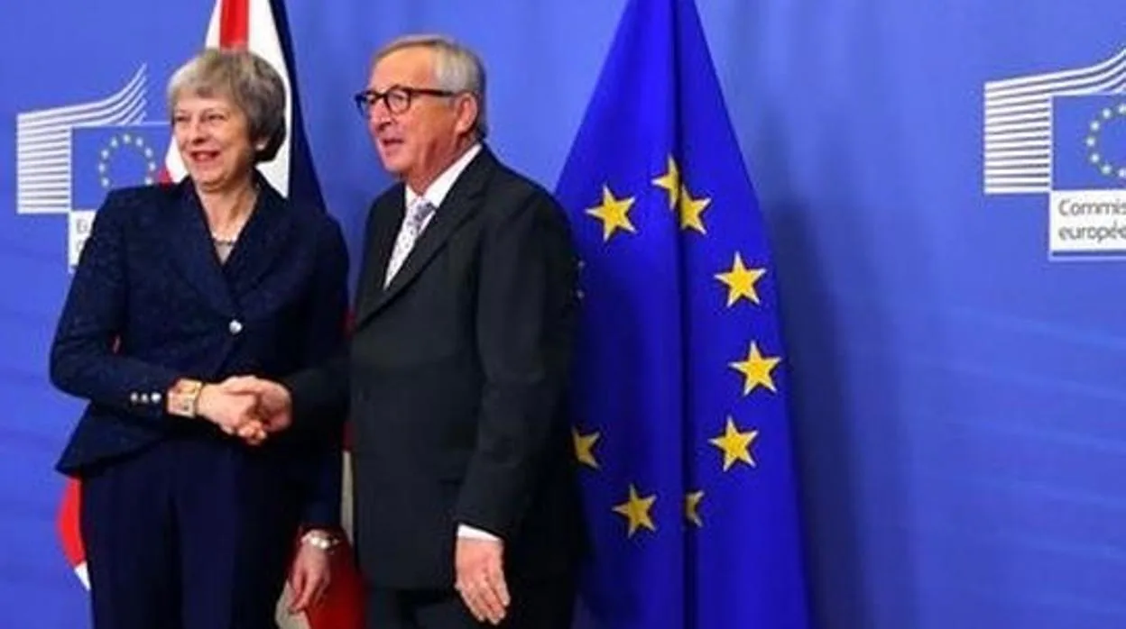 May y Juncker durante la firma del acuerdo de Brexit el año pasado