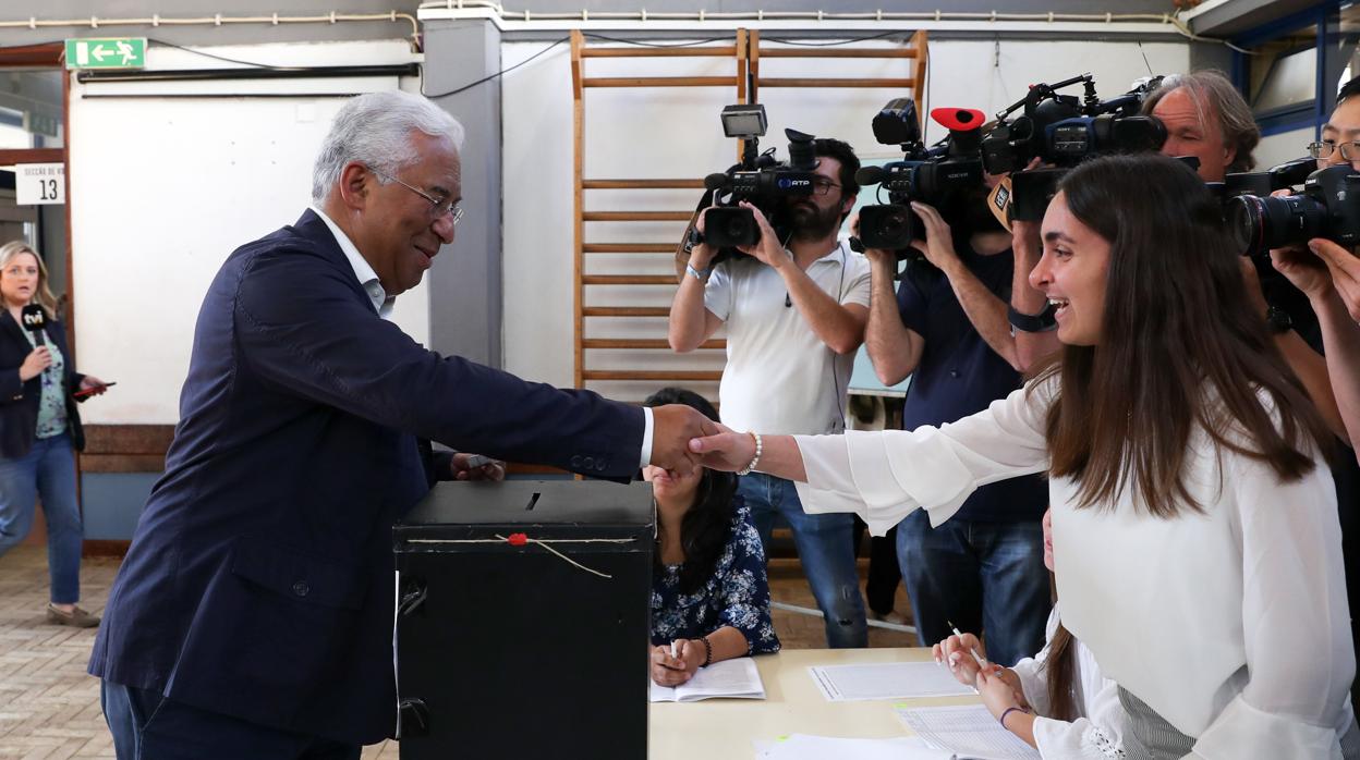 El primer ministro de Portugal, António Costa este domingo en el momento de votar