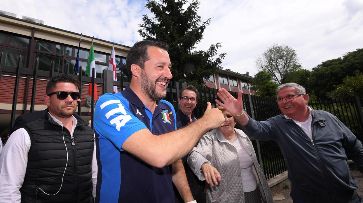 Matteo Salvini, tras depositar su voto este domingo en Milán