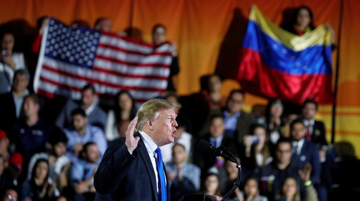 Donald Trump, durante una intervención en Miami, con las banderas de EE.UU. y Venezuela al fondo
