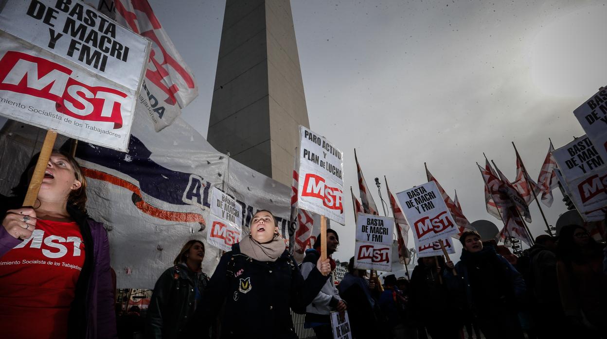 Manifestantes marchan ayer cerca del Obelisco, en la ciudad de Buenos Aires