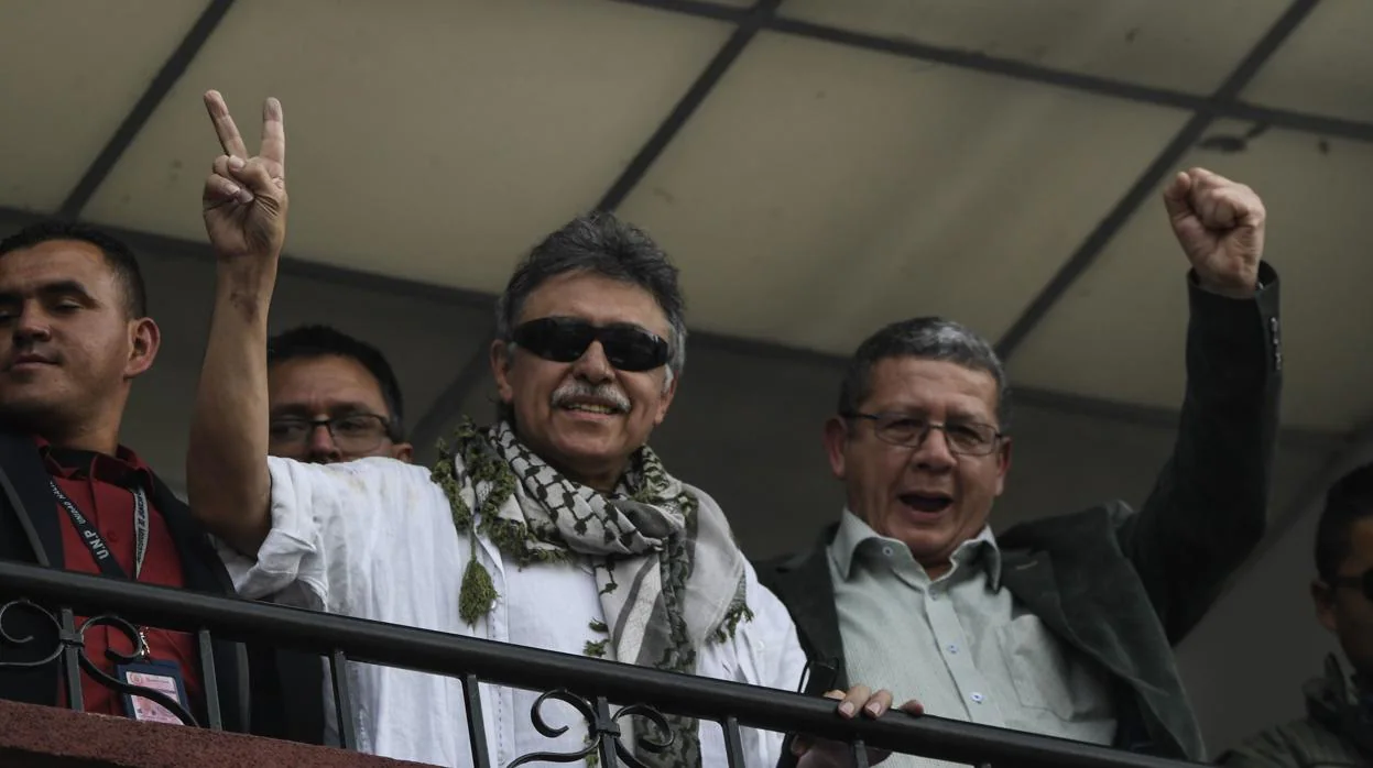 El exlíder de las FARC Jesús Santrich hace la señal de la victoria tras su liberación