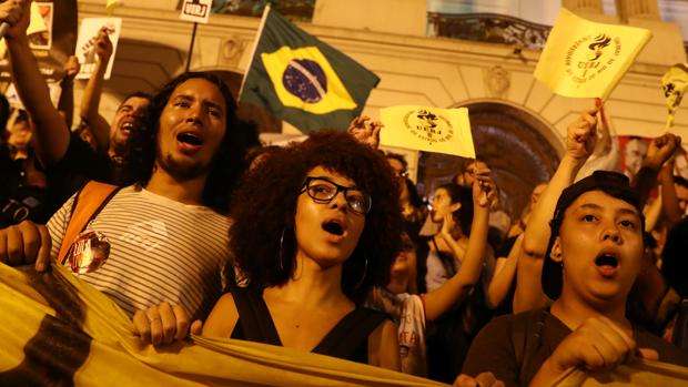 Los estudiantes salen a la calle contra Bolsonaro y minan su popularidad