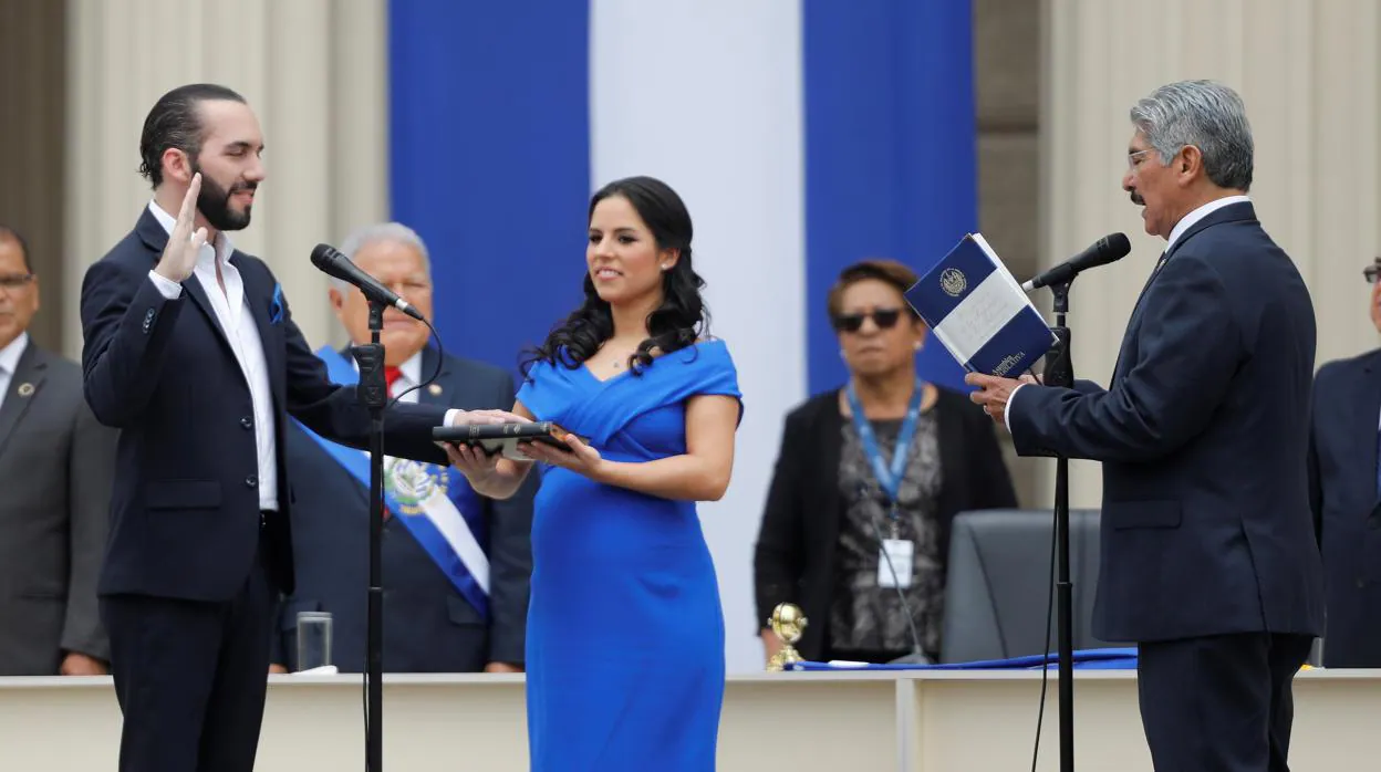 Nayib Bukele asume la presidencia de El Salvador ante la presencia de su esposa Gabriela y el presidente de la Asamblea Legislativa, Norman Quijano