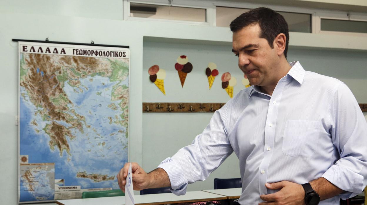 El primer ministro, Tsipras, deposita su voto en Atenas