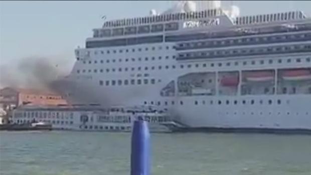Un crucero fuera de control choca contra un barco turístico en Venecia