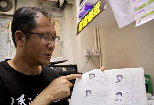 Richard Tsoi, activista de Hong Kong, muestra la "lista negra" de disidentes buscados por el régimen chino tras las protestas de Tiananmen en 1989
